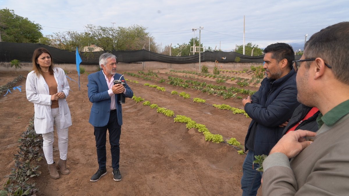 Nuestro Sec. de Agricultura, <a href="/ErnestoPerez/">Ernesto Caldaya</a>, junto al Secretario Gral. de la Gobernacion, <a href="/armando/">Armando </a>.molina2, visitaron la Huerta modelo del Hospital Enrique V. Barros, donde fueron recibidos por el Director Dr. Gabriel Goytea, constatando el increible avance de este proyecto.