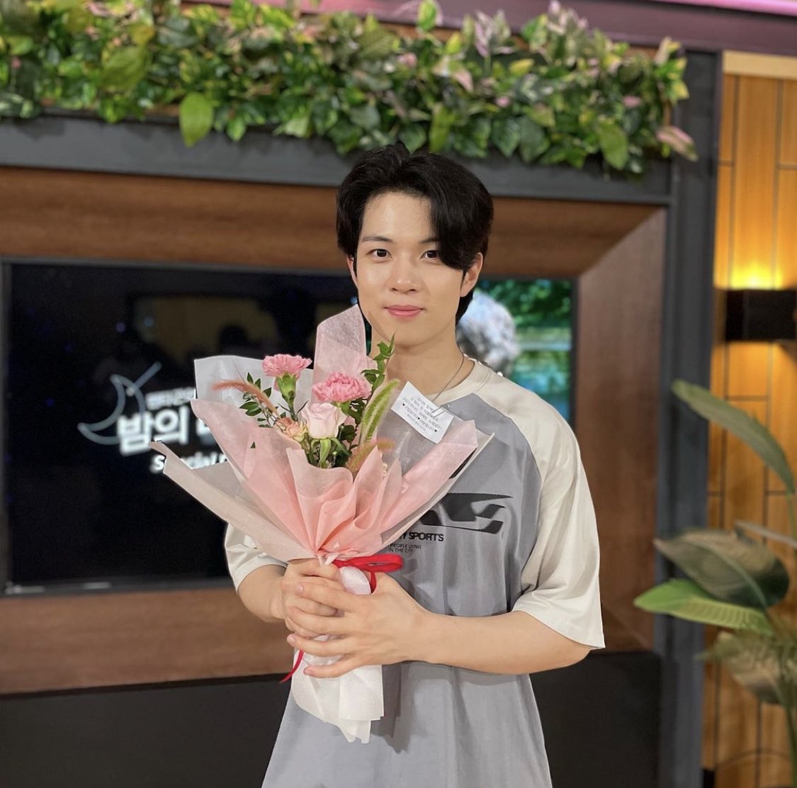 nflyingupdate's tweet photo. [230905] 🐰 #HWESEUNG
@ ebsfmnight Instagram post

💐 Thank you 🫶🏻
Friday to Tuesday 
#SeungD who spent 4 days with Choco 🤟🏻
From the first day until today!
Every day we spent with SeungD was good..🥰
SeungD, save this memory and come to see Choco next time!!
Let’s meet again💗 https://t.co/IO9pKJaQMX