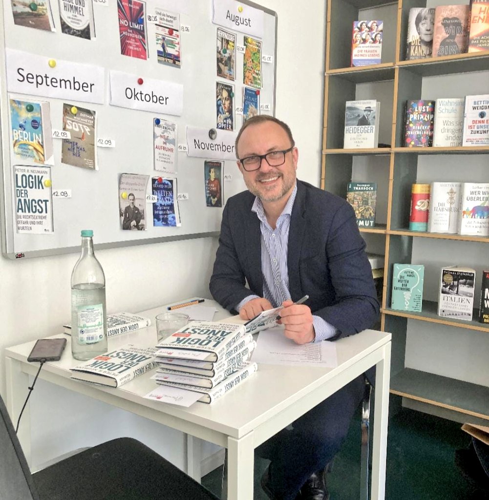 Heute schon mal fleißig signiert. Und ab nächster Woche gibt's die *Logik der Angst* dann in jedem guten Buchladen 👇 <a href="/rowohlt/">Rowohlt Verlag</a>