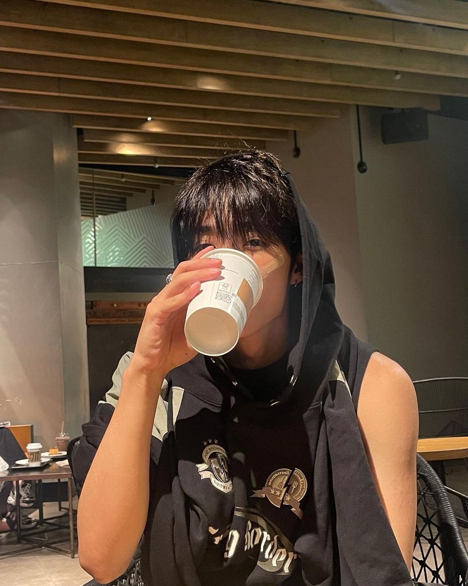 swlovezone's tweet image. #선우 on instagram

“이 웃만 사진이 몇 개야”