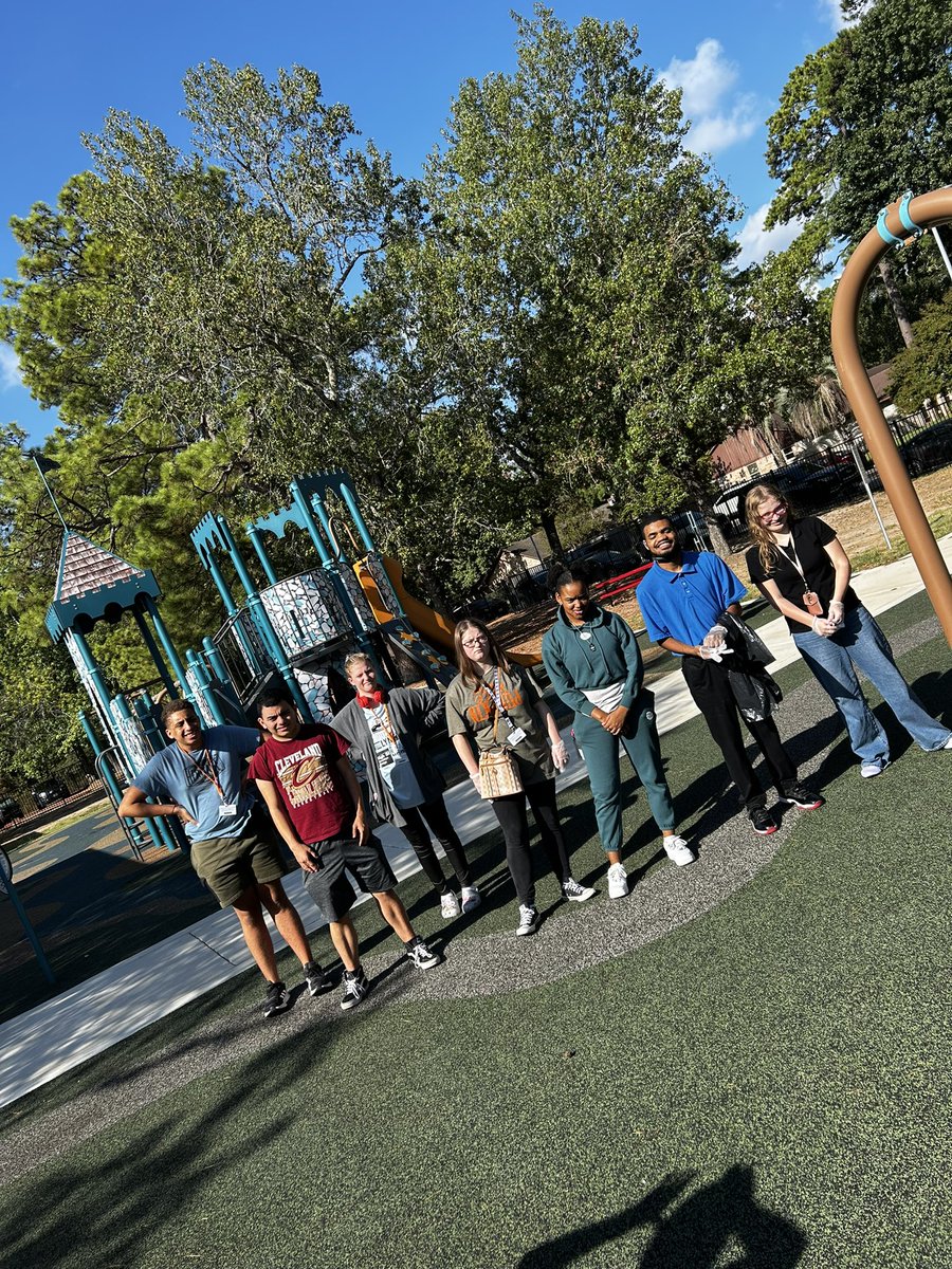 hanney2022's tweet photo. Our first of helping out our elementary school clean up their playgrounds!! Thank you Woodland Hills Ele for allowing us to help give back to an amazing community! Mosaic !!Volunteering is a lifelong job 💙@MarcusAllen1977 @lesliejohnson81 @MOSAIChumbleisd @HumbleISD_TS https://t.co/JdYWbgt6Sc