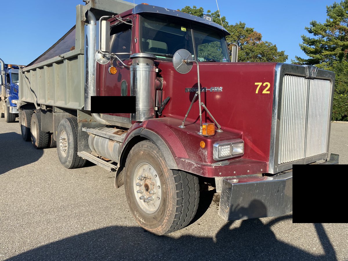 CstTaraso9345's tweet image. Not a #Safestart for this dump truck today at our @HRPSCMV blitz.

-airline worn through reinforcement ply
-loose air tank
-Overweight on RGW and Dual axle group
-No defects noted on pre trip (and when was the pre trip done????)

#OOS and Charged #ProjectSafestart #RoadSafety