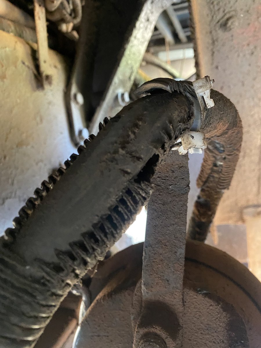 CstTaraso9345's tweet image. Not a #Safestart for this dump truck today at our @HRPSCMV blitz.

-airline worn through reinforcement ply
-loose air tank
-Overweight on RGW and Dual axle group
-No defects noted on pre trip (and when was the pre trip done????)

#OOS and Charged #ProjectSafestart #RoadSafety