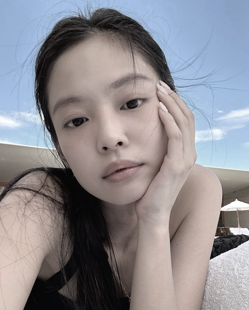 ꒷  김제니 업데이트 📜 //  2주간의 휴가는 매우 즐거웠습니다. 사랑하는 블링크와 공유하면서 제 모습을 찍어봤습니다. 당신은 내 휴일 활동에 매우 초조합니까?