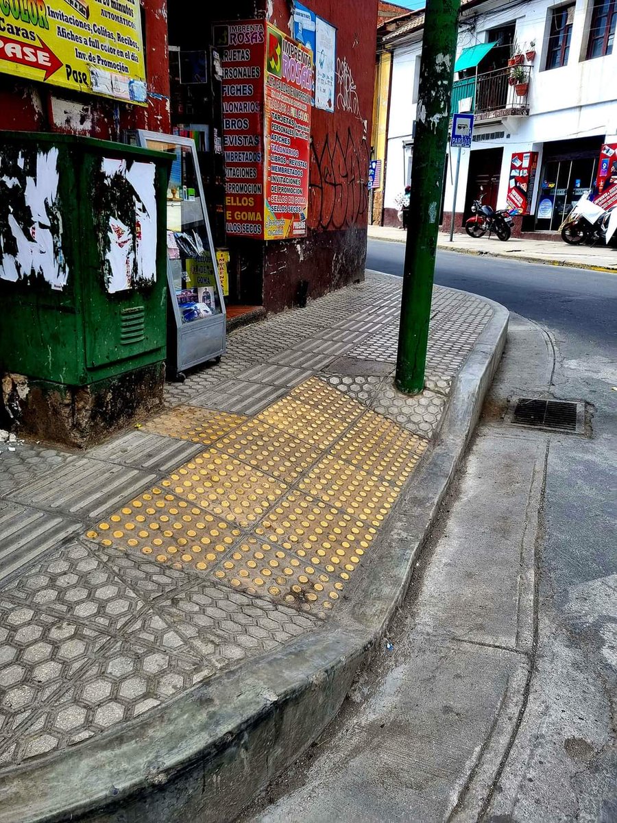 360Cbba's tweet photo. @ManfredBolivia Incluyes a unos, pero perjudicas a otros. El tramado y las ramplas están mal hechos, ya se te hizo notar antes, pero no te importó.  ¿Por qué "le metiste nomas"?, en algún momento se sabrá 
Necesitamos mejorar si, pero no así #Cochabamba @gam_cochabamba 
(📷 Alejandro Cabero) https://t.co/QGrCNEkRy2