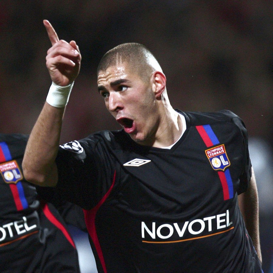 “Sou um #9 com alma de #10. Eu adoro o Benzema desde os tempos de Lyon. Quando Cristiano saiu, ele se tornou outro jogador, um artilheiro e um assistente. Eu assisti muito ele e o seu estilo de jogo é muito inspirador.”

- Endrick