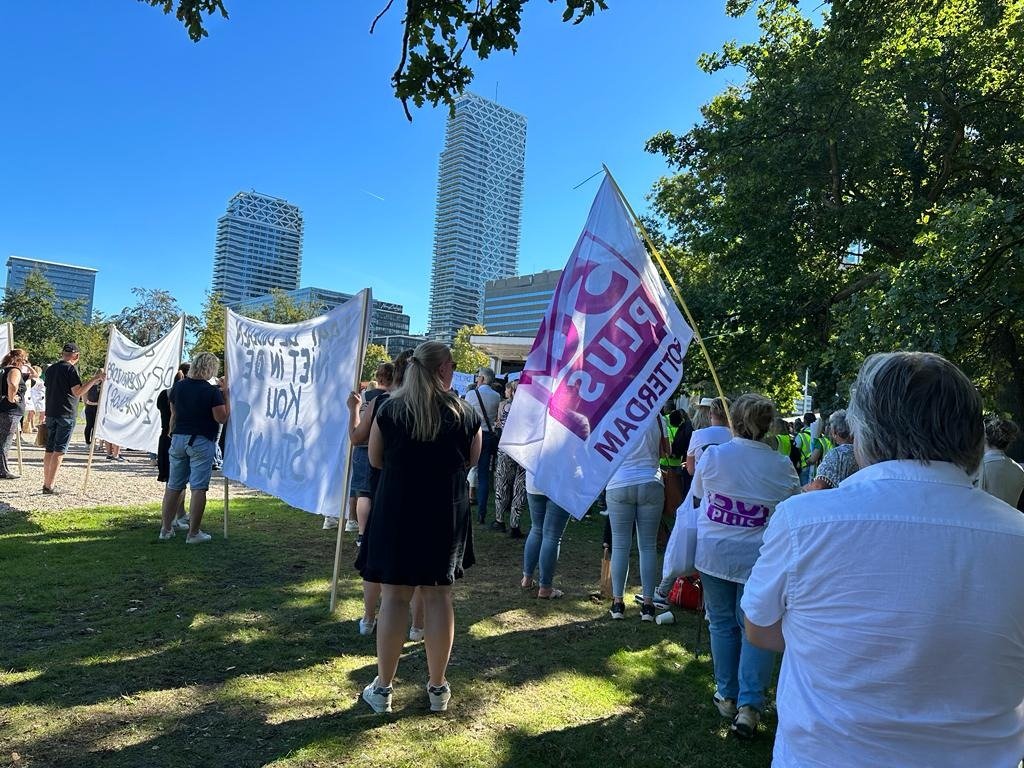 50PLUS knokt samen met ouderenzorgorganisaties tegen de onverantwoorde bezuiniging in de ouderenzorg! Vandaag is in Den Haag aan minister Helden de petitie "Geef de ouderenzorg zuurstof - draai de kortingen terug" met 34.349 handtekeningen aangeboden. Uiteraard was 50PLUS daarbij