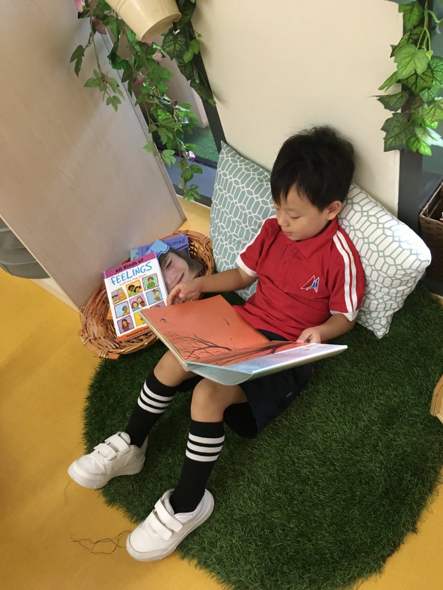 ClareHibbard's tweet image. Finding a good book is great, picking a special place to read is wonderful, but finding a friend to share it with is the BEST. We learned today what readers do📚📗📖⁦@DAAElementary⁩