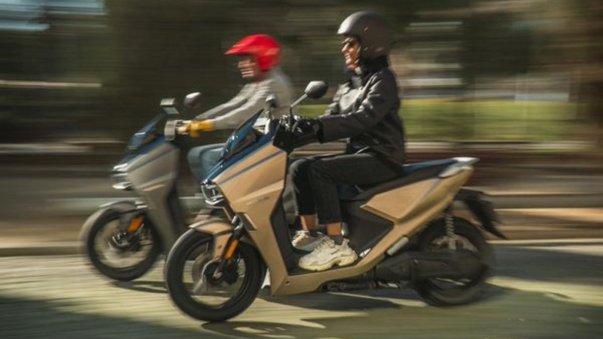 With a top speed of 56mph &amp; a range of up to 99 miles (dual battery version) the Horwin SK3 electric scooter is perfect for dodging the traffic jams in town &amp; exploring beyond the city.

And, with the September Special Offer, it is better value than ever.

bit.ly/HorwinOffers