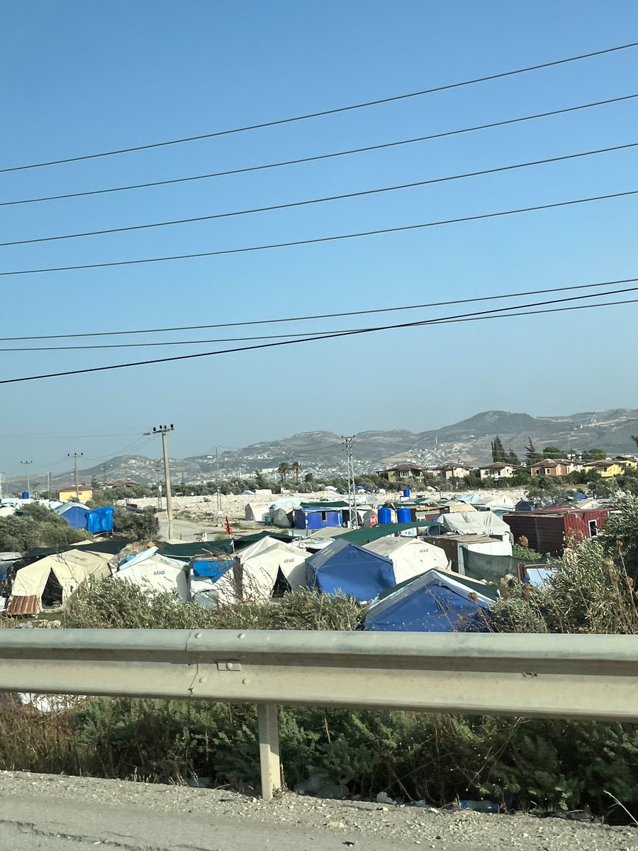 Aynen Antakya normale döndü. Herkes konteyner ve prefabrikte. Su ısınma yemek sorunu da yok.