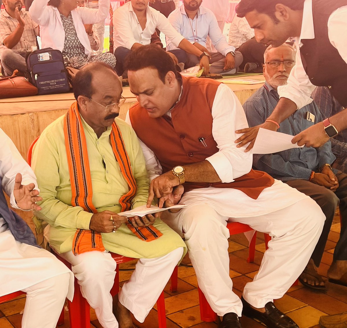 ShrivasGouri's tweet photo. राज्य सरकार द्वारा 4000 से ज़्यादा स्वास्थ्य कर्मचारियों की बर्ख़ास्तगी,निलंबन और एफ़आईआर की कार्यवाही के बीच भाजपा प्रदेश अध्यक्ष श्री अरुण साव जी  @ArunSao3 16 दिन से चल रहे स्वास्थ्य कर्मचारीयो की लड़ाई को समर्थन देने धरना स्थल पहुँचे। @BJP4CGState @BJP4India https://t.co/gCoQqsiqaA