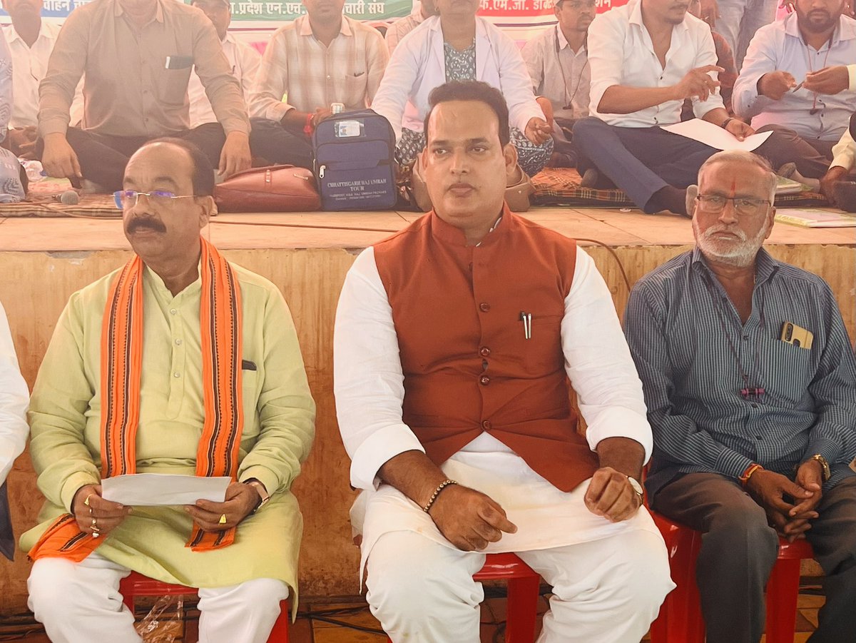 ShrivasGouri's tweet photo. राज्य सरकार द्वारा 4000 से ज़्यादा स्वास्थ्य कर्मचारियों की बर्ख़ास्तगी,निलंबन और एफ़आईआर की कार्यवाही के बीच भाजपा प्रदेश अध्यक्ष श्री अरुण साव जी  @ArunSao3 16 दिन से चल रहे स्वास्थ्य कर्मचारीयो की लड़ाई को समर्थन देने धरना स्थल पहुँचे। @BJP4CGState @BJP4India https://t.co/gCoQqsiqaA