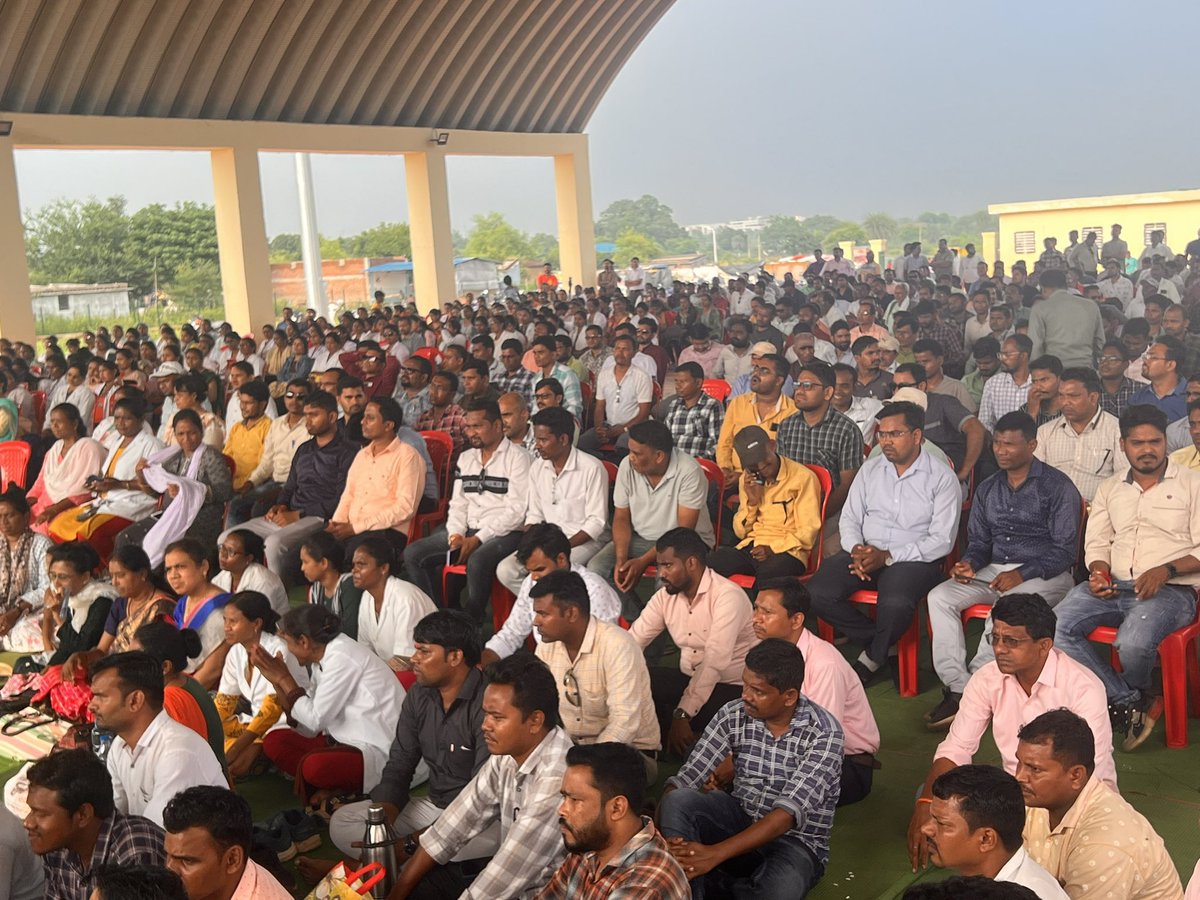 राज्य सरकार द्वारा 4000 से ज़्यादा स्वास्थ्य कर्मचारियों की बर्ख़ास्तगी,निलंबन और एफ़आईआर की कार्यवाही के बीच भाजपा प्रदेश अध्यक्ष श्री अरुण साव जी  <a href="/ArunSao3/">Arun Sao</a> 16 दिन से चल रहे स्वास्थ्य कर्मचारीयो की लड़ाई को समर्थन देने धरना स्थल पहुँचे। <a href="/BJP4CGState/">BJP Chhattisgarh</a> <a href="/BJP4India/">BJP</a>