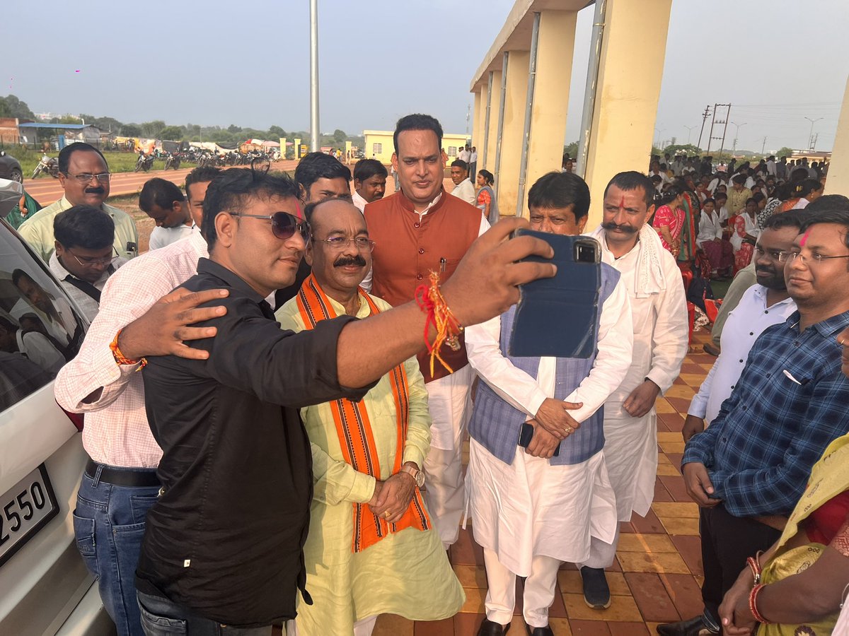 ShrivasGouri's tweet photo. राज्य सरकार द्वारा 4000 से ज़्यादा स्वास्थ्य कर्मचारियों की बर्ख़ास्तगी,निलंबन और एफ़आईआर की कार्यवाही के बीच भाजपा प्रदेश अध्यक्ष श्री अरुण साव जी  @ArunSao3 16 दिन से चल रहे स्वास्थ्य कर्मचारीयो की लड़ाई को समर्थन देने धरना स्थल पहुँचे। @BJP4CGState @BJP4India https://t.co/gCoQqsiqaA