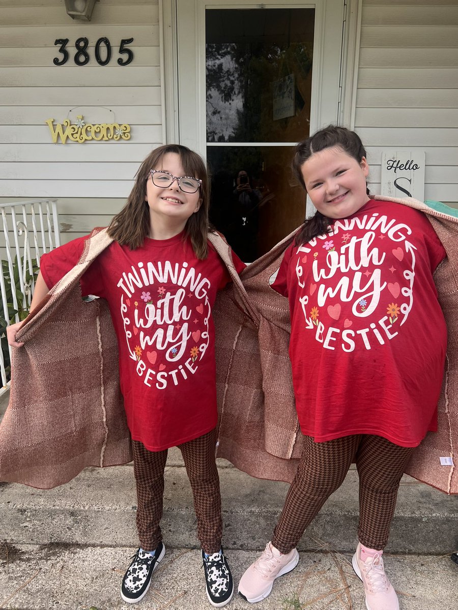loveforlattes's tweet photo. Last 1st day of elementary (5th gr) for Harper &amp; Hannah…1st day of 2nd in a 2/3 combo for Hadley!  Time sure goes fast.  #TripleH #IVFbabies #growingup https://t.co/riIERfbWo1