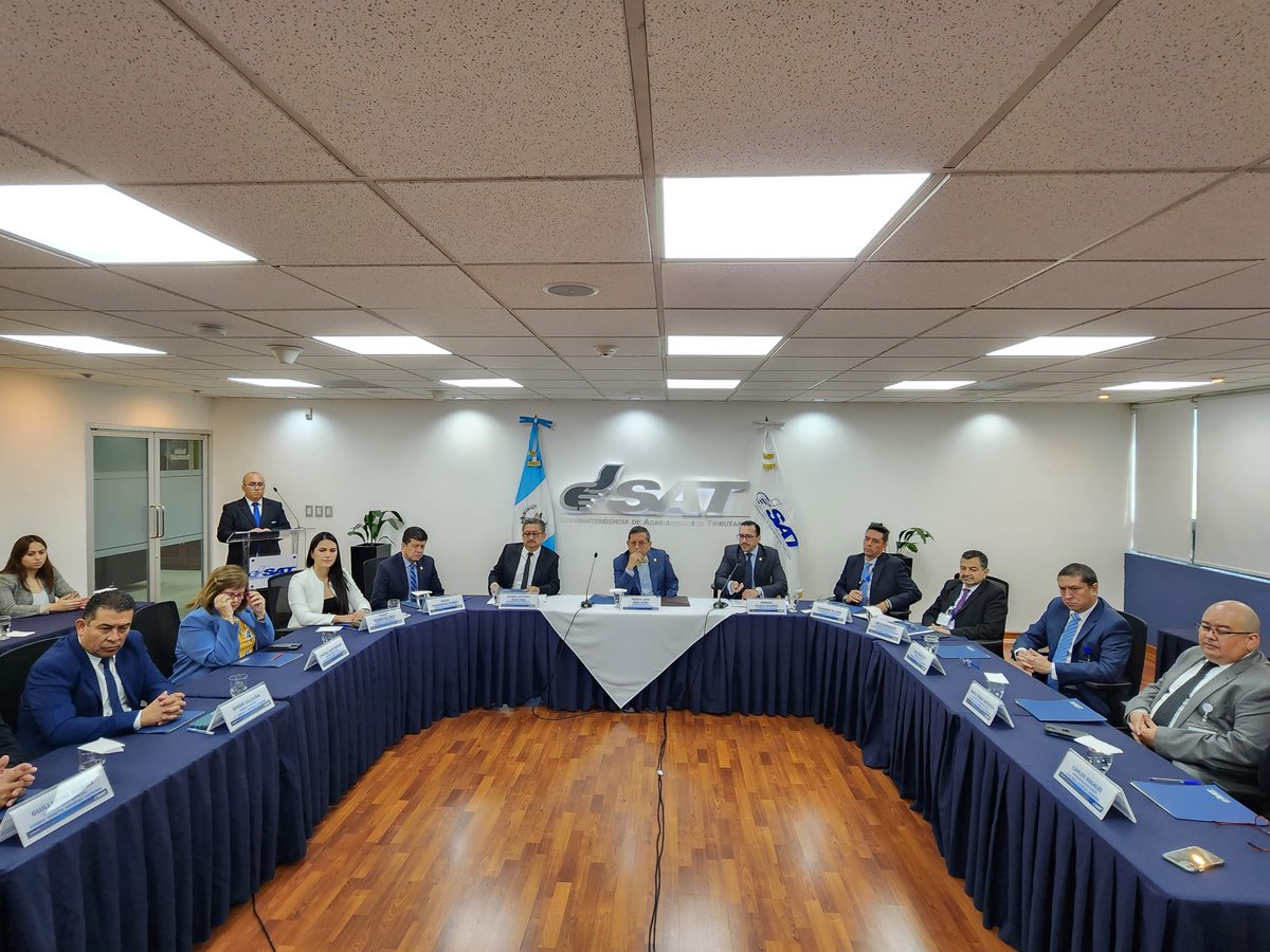 SATGT's tweet photo. La Superintendencia de Administración Tributaria #SAT y la Asociación de Empresas Courier de Guatemala #CLADEC, suscriben un convenio de cooperación e intercambio de información, que tiene como objetivo promover un comercio internacional ágil y eficiente. https://t.co/wiEvVPQI7v