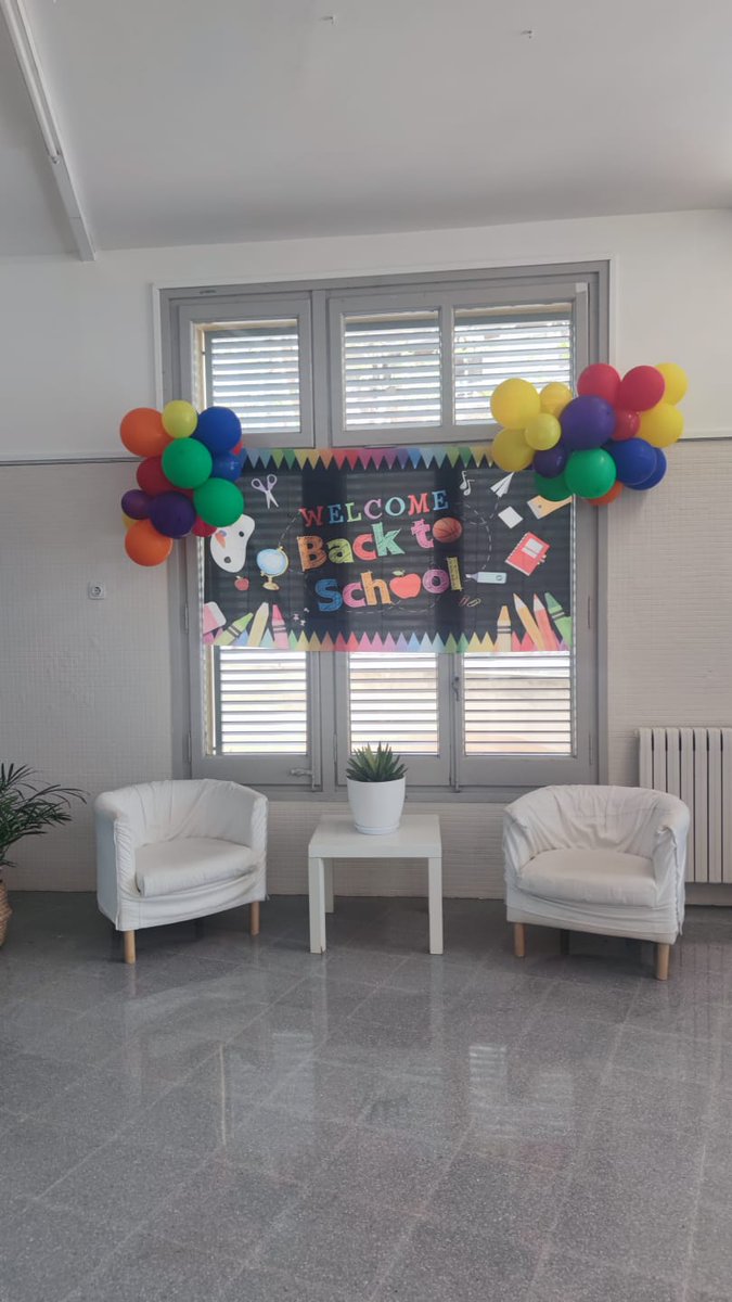 AFA_IE_Londres's tweet photo. 🕢 Tic tac tic tac... en menys de 24 hores comencem el curs 2023-2024! 🎉 
Arranquem amb moltes ganes i algunes novetats que veureu a l'escola. Què serà, què serà....? 🤐 
Gràcies a la comissió de festes per la decoració de benvinguda 🤩 #TOTSsomAFA #keepgoing💪 https://t.co/tfS9vwsphA
