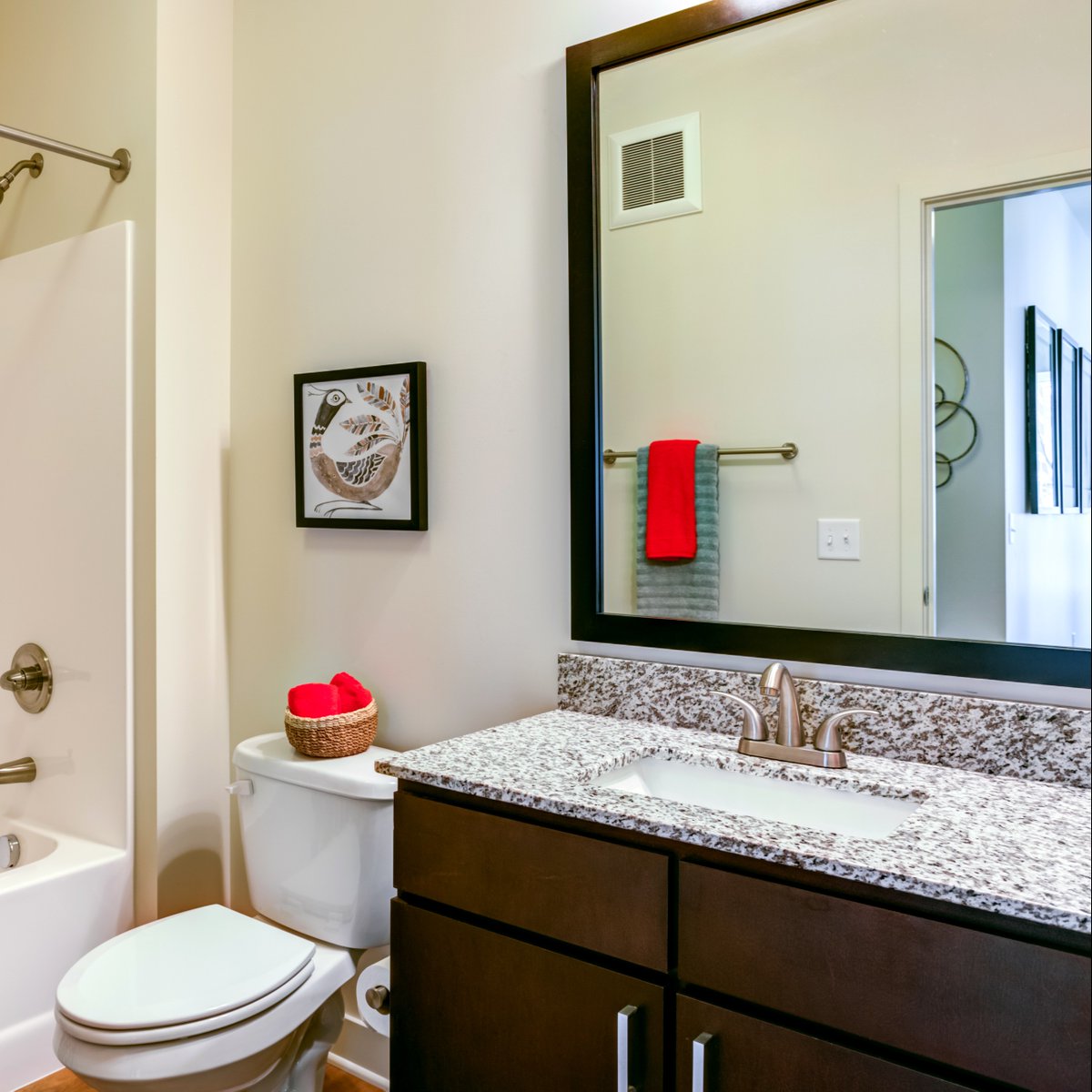 JunctionFlats's tweet photo. Junction Flats Apartments offers contemporary bathrooms with framed mirrors and granite countertops 🛁✨ Experience the perfect blend of style and comfort while living here.
▪️ 
▪️ 
#junctionflats #MinneapolisApartments #ApartmentLiving #Luxury https://t.co/nJ7BSLMTOh