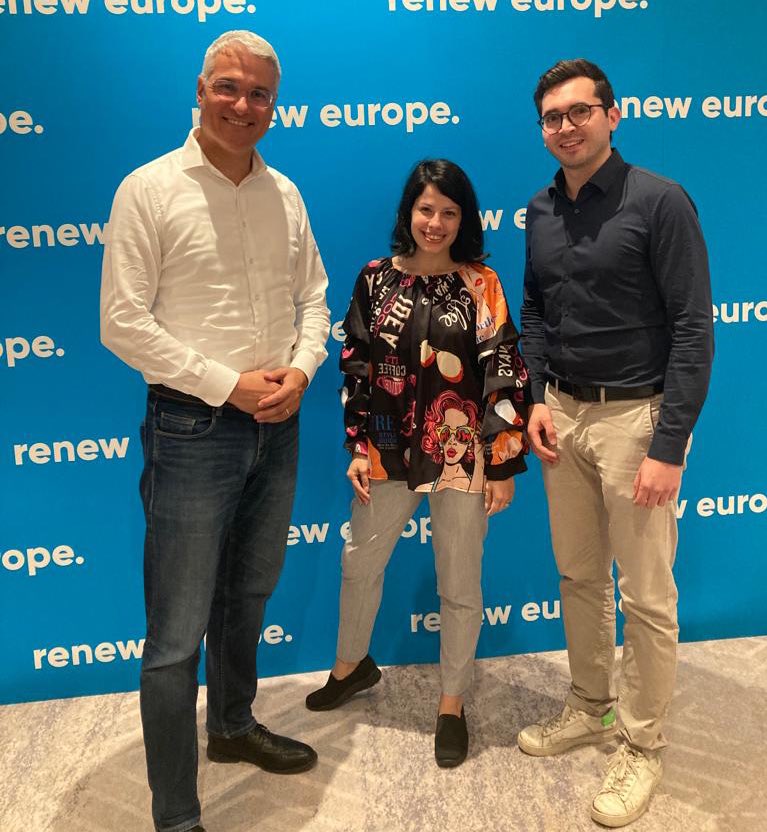 Happy to share the amazing EU energy with these two presidents of youth org in the <a href="/RenewEurope/">Renew Europe</a> family. 

<a href="/TanaFoarfa/">Tana Foarfa 🇷🇴🇪🇺</a> @ Reper Youth 🇷🇴 and <a href="/MaxOberhammer/">Max Oberhammer</a> @ <a href="/junos_at/">JUNOS</a> 🇦🇹 

Top priorities: Renew4Youth Manifesto &amp; #RomaniainSchnegen