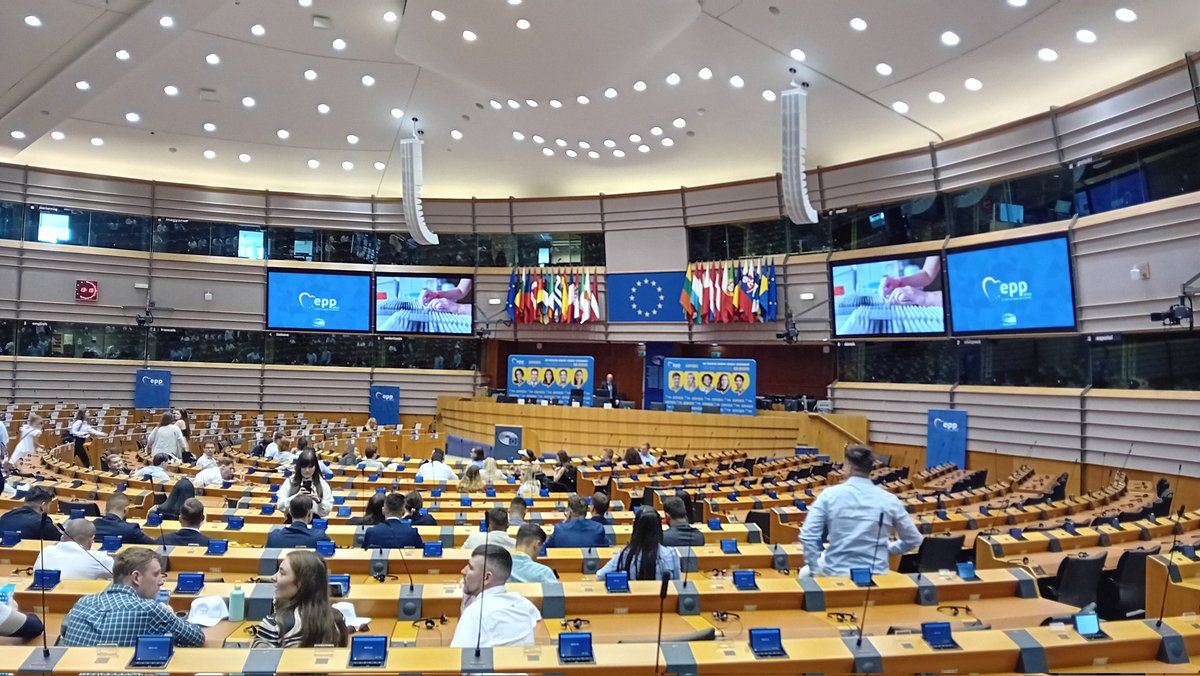 At the heart of the EU today with #epp4youth

#epp #Europe #europeanparliament