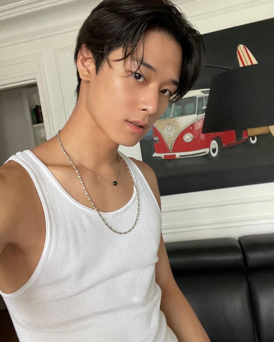 I’m talkin’ about the similarity definition of weather and boy while take off their cardigan : 𝐇𝗼𝘁.