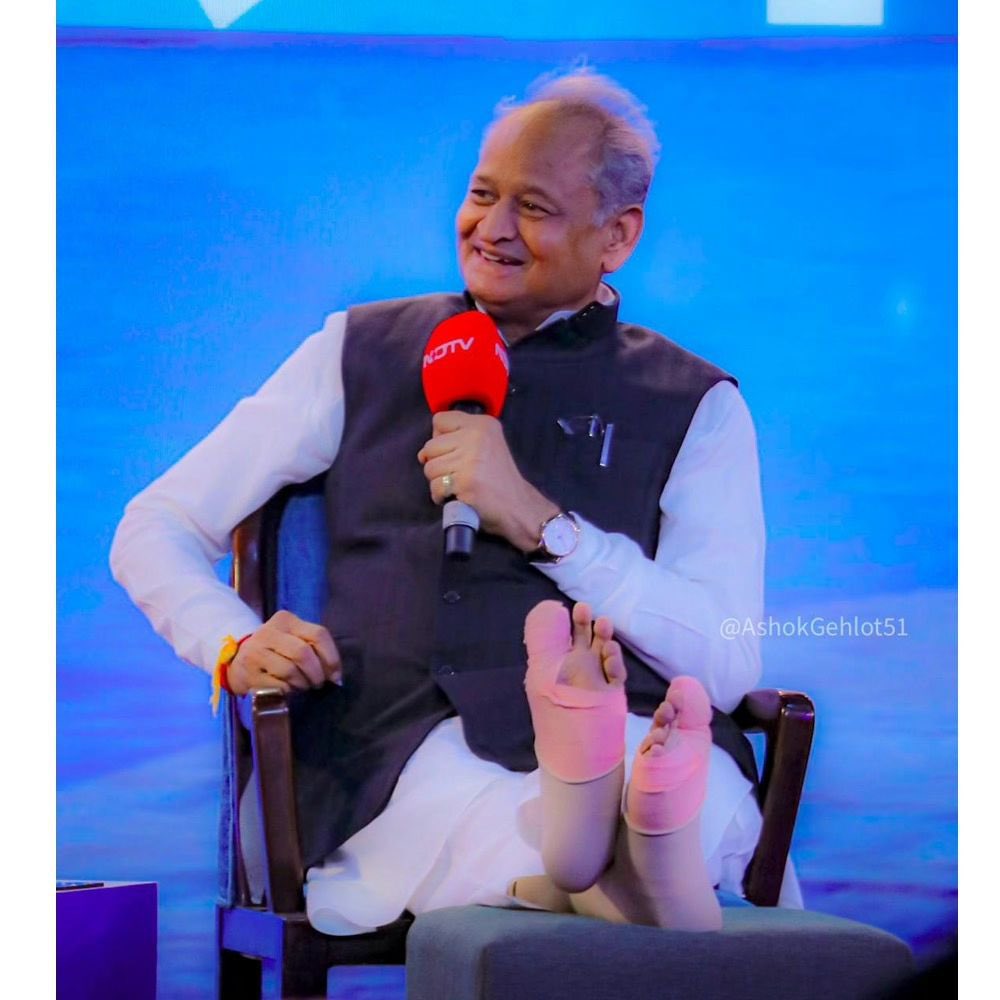 ये मुस्कुराहट राजस्थान वासियों को पसंद आ रही है। 

सामाजिक सुरक्षा कर्मचारी के लिए--OPS
सामाजिक सुरक्षा बुजुर्गों के लिए--वृद्धावस्था पेंशन
किसानों के लिए 2000 यूनिट बिजली फ्री
घरेलू उपभोक्ता के लिए 100 यूनिट बिजली फ्री
500 रूपये घरेलू गैस सिलेंडर--उज्ज्वला लाभार्थी
20,000 रूपये