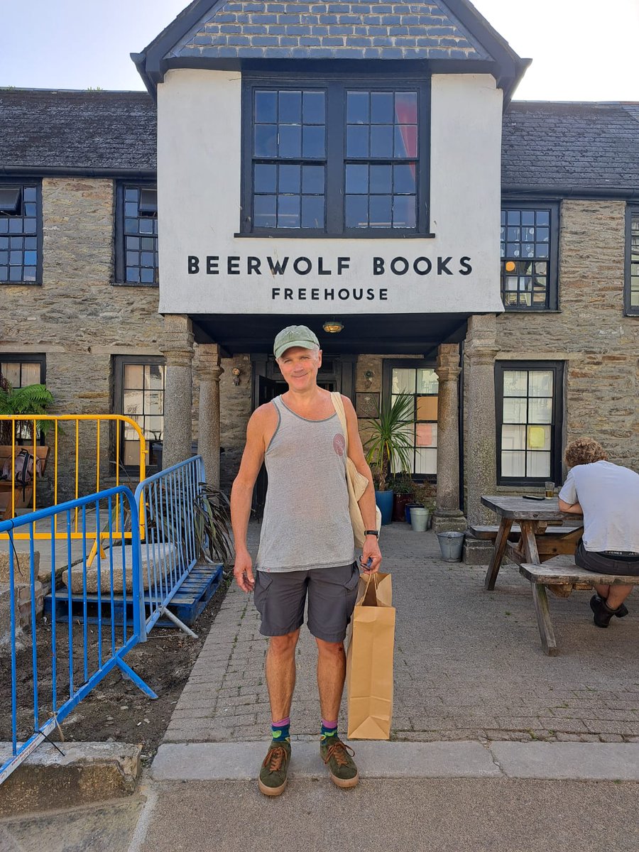 A pub that's also a bookshop! How fab! Greetings from Falmouth 🤣📚