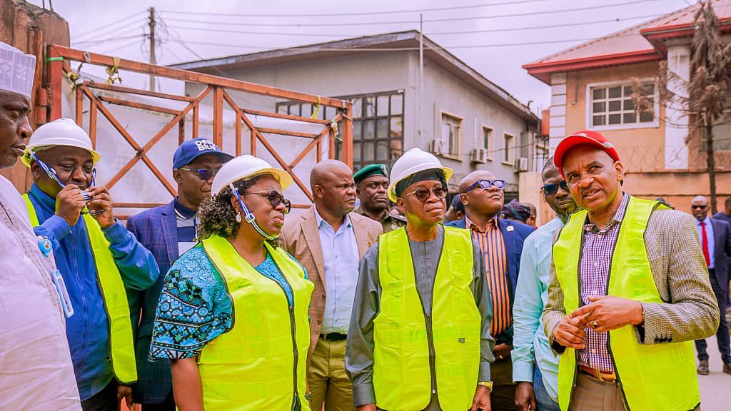 OmipidanIsmail's tweet photo. Marine and Blue Economy: We 'II develop infrastructure in lake, coastal facing cities to attract tourists to waters, generate revenue - Oyetola

... reiterates commitment to PPP arrangement to create jobs for Nigerians https://t.co/a4tlHSdpm5