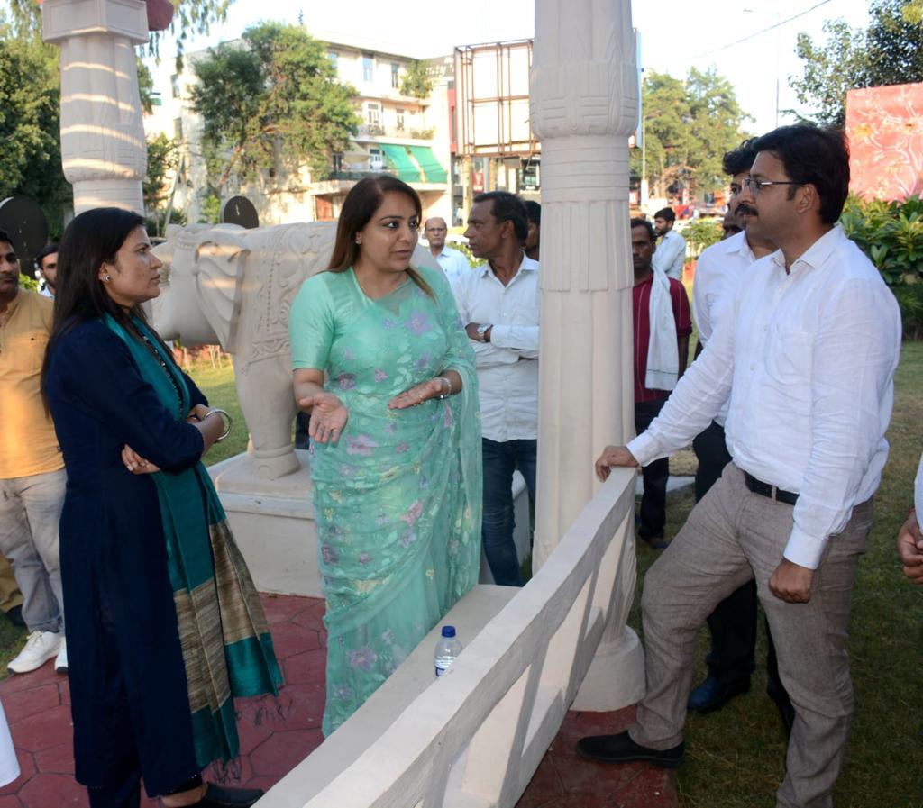 OberoiShelly's tweet photo. आज लाजपत नगर मार्केट में नगर निगम के पार्क में पूरे हुए सौंदर्यीकरण कार्य का निरीक्षण किया।

दिल्ली में हर जोन में पार्कों की काया पलट कर रही है #TeamMCD.

माननीय मुख्यमंत्री @ArvindKejriwal के विजन अनुसार दिल्ली को हरा भरा, साफ़ सुथरा और सुंदर बनाने में जुटी है एमसीडी। https://t.co/tL6tKBjRYB
