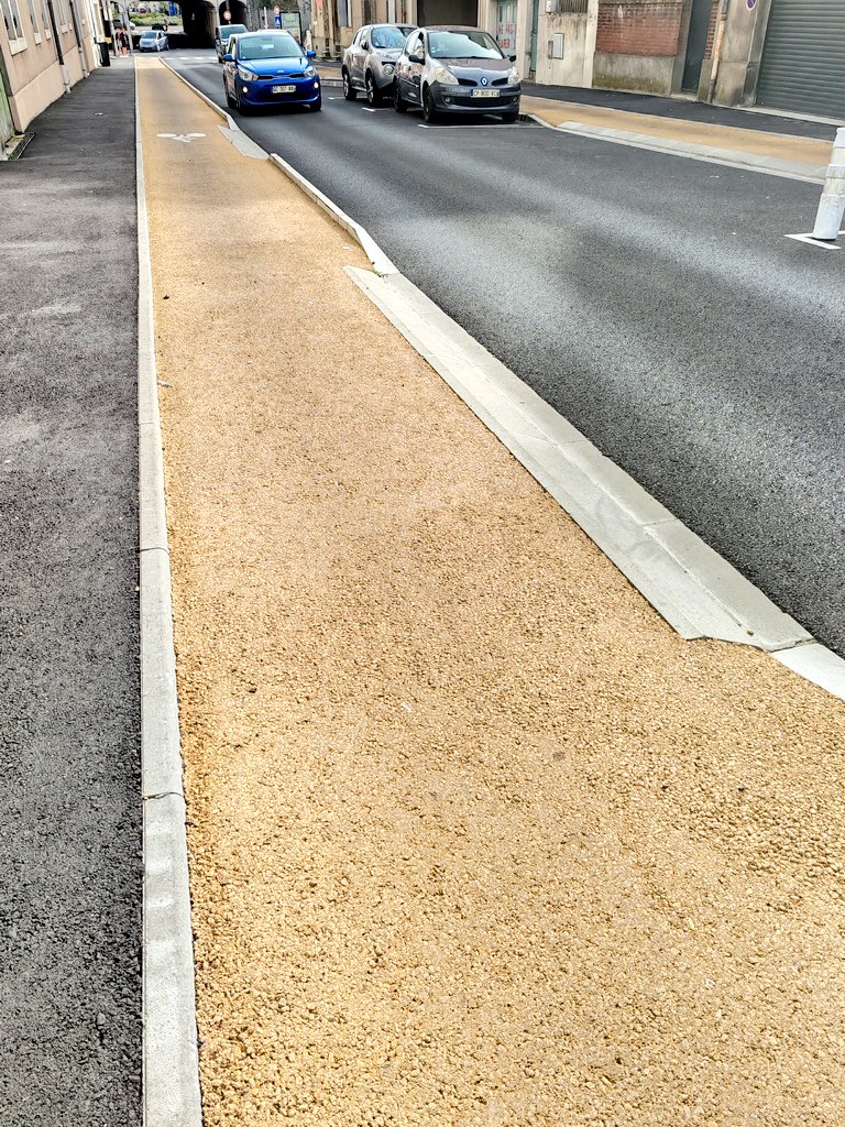 Au Mans, on sait déjà faire de belles  pistes cyclables 🚲 avec de l'enrobé teinté en ocre-beige dans la masse. Ce qui semble pourtant impossible dans bon nombre d'autres villes. Bravo ! 👏 (admirez aussi ces jolies bordures pour les entrées charretiéres)