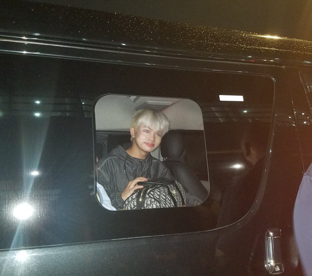 Sinara nung lalaki yung Van pero si Vinci binuksan yung bintana tapos si Jiro bumungad HAHAHA cutie~
