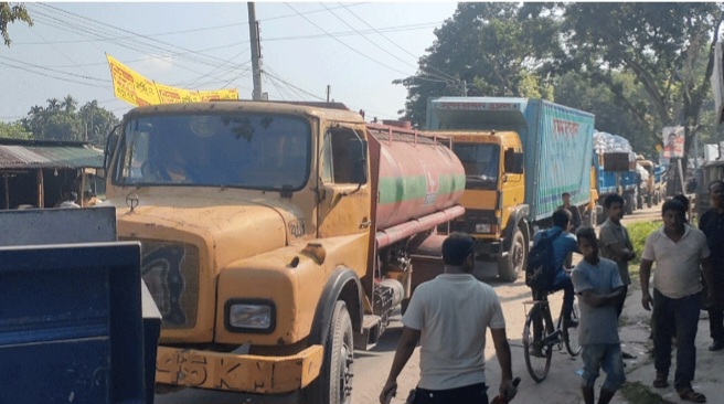 বাস-মিনিবাস শ্রমিক ইউনিয়নের সভাপতি, সম্পাদক জেল হাজতে, শ্রমিকদের মহাসড়ক অবরোধ
