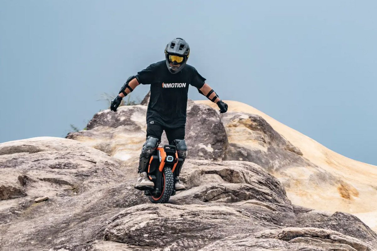 findsforall's tweet image. InMotion's electric unicycle zips from 0-50 km/h in 2.5s, maxing out at 110 km/h! With a 9,000W motor that can overclock to 12,000W, it's intense. 'Comfort' and 'Sport' modes cater to stability or power, adjustable via its app. Adventure awaits, but so does caution. 🚀 #TechRide