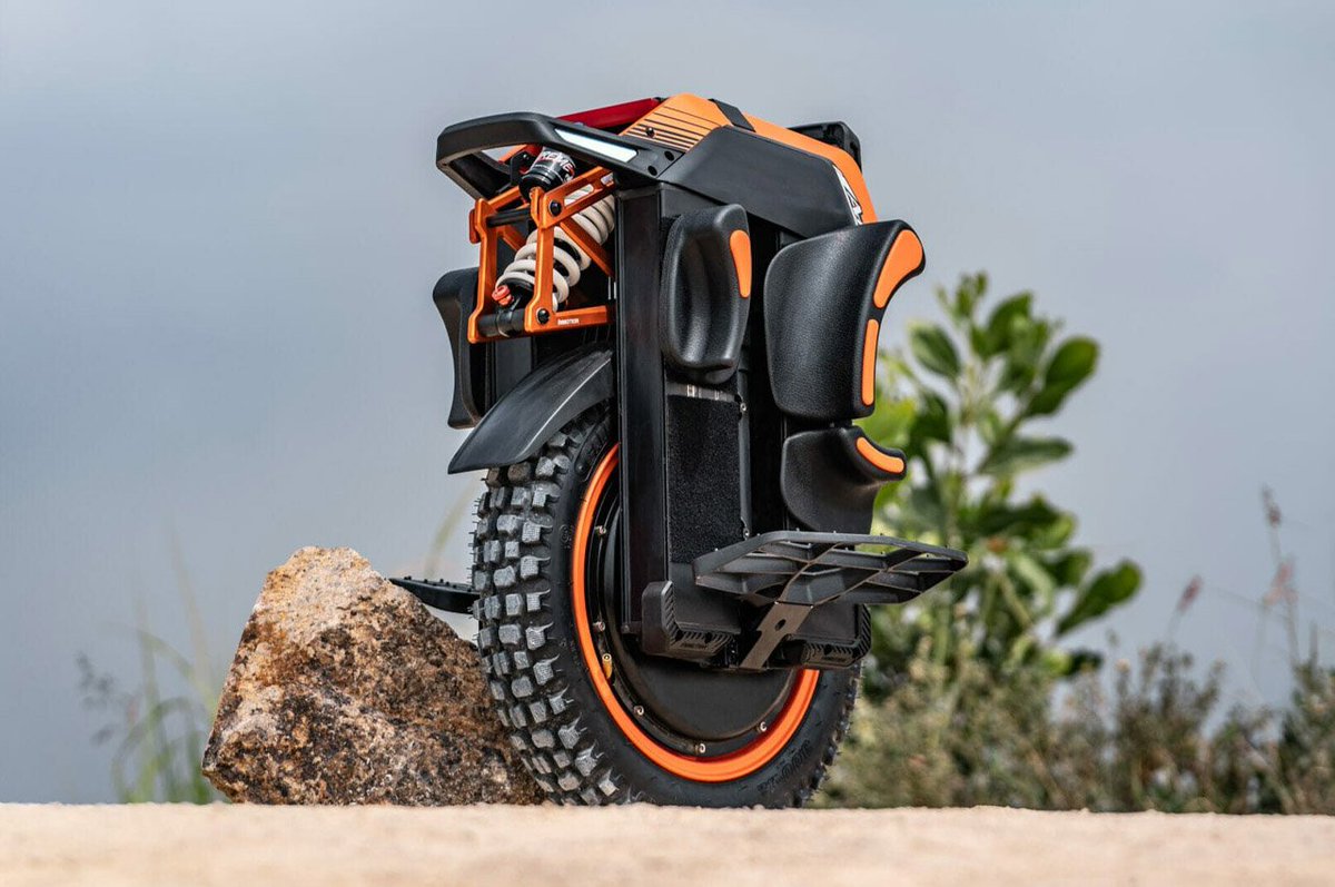 findsforall's tweet image. InMotion's electric unicycle zips from 0-50 km/h in 2.5s, maxing out at 110 km/h! With a 9,000W motor that can overclock to 12,000W, it's intense. 'Comfort' and 'Sport' modes cater to stability or power, adjustable via its app. Adventure awaits, but so does caution. 🚀 #TechRide