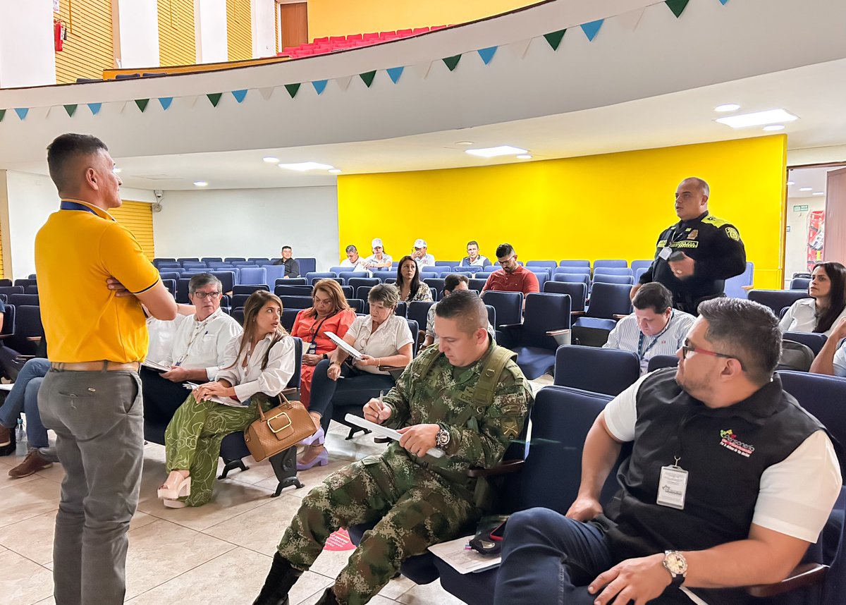 Registraduria's tweet photo. En Villavicencio (Meta)📍se llevó a cabo el Octavo Comité de Seguimiento Electoral.

En este encuentro la #RegistraduríaDelSigloXXI rindió un informe detallado del avance del calendario electoral ⤵️

✅ 392 229 personas habilitadas para votar
✅ 36 162 ciudadanos inscritos 
✅ 89 puestos y 1191 mesas de votación 
✅ 52 puestos y 1053 mesas de votación con biometría 
✅ 21 Comisiones escrutadoras 
✅ 617 candidatos inscritos  

Asistieron entes de control, fuerza pública, Alcaldía, Secretaría de Educación, Tribunal de Garantías Electorales CNE y representantes de los partidos políticos.

#EleccionesTerritoriales2023 🇨🇴