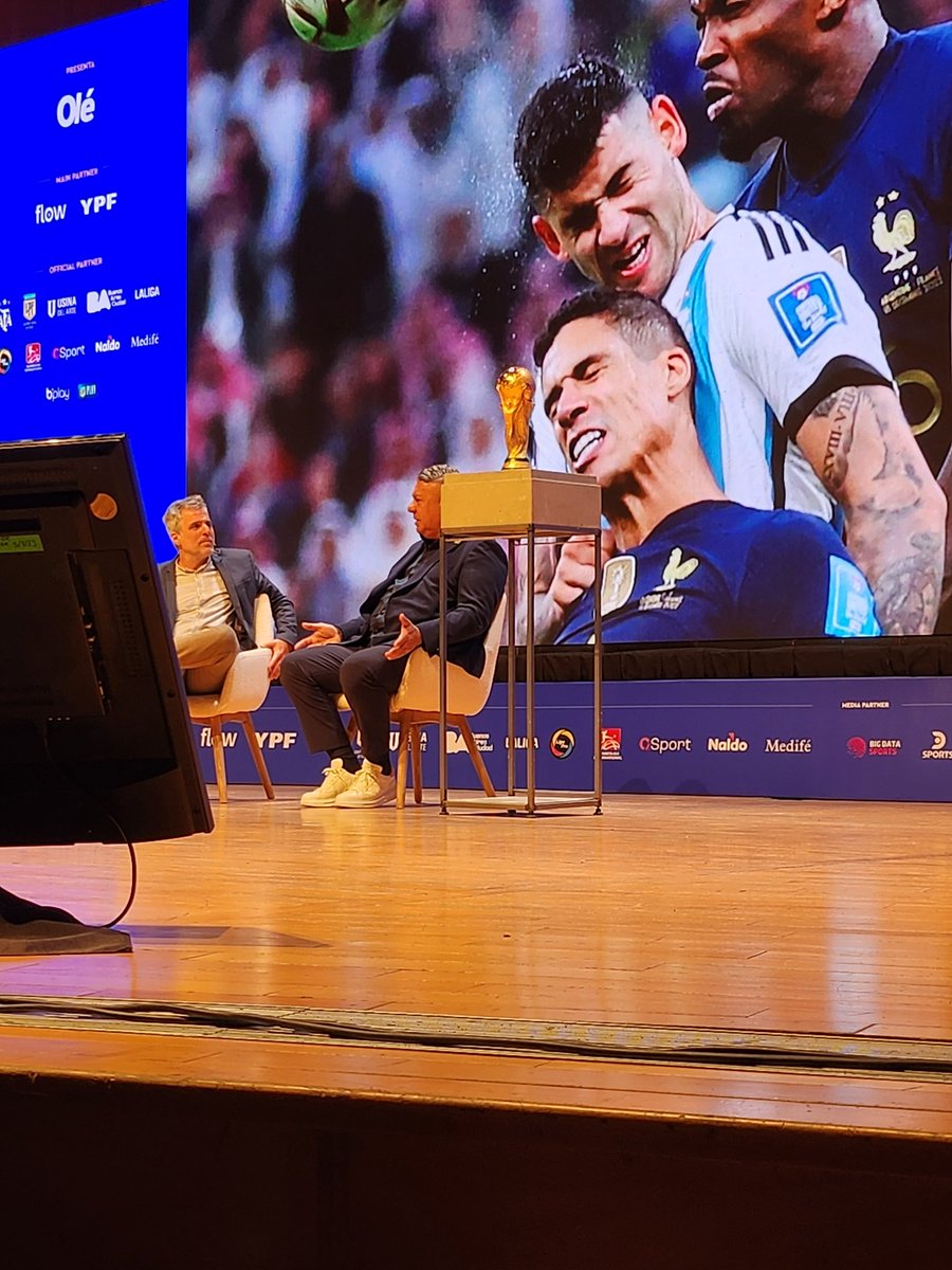 Día de eventos importantes en <a href="/clarincom/">Clarín</a> , arrancamos con el ciclo Democracia y Desarrollo, con los equipos técnicos de los 3 principales candidatos a presidente.
Luego seguimos con el Sports Summit de <a href="/DiarioOle/">Diario Olé</a>  con los principales referentes del mundo del futbol.