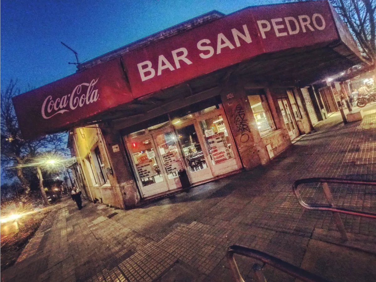 lordmagnusen's tweet photo. Hace ocho años que vivo en La Unión, y cerca de  casa hay dos bares que siempre quise visitar, y nunca fui. El otro día, por fin cumplí.

Uno es el San Pedro, en Chotubre y Felipe Sanguinetti, con un cartel de milanesas baratas que prometía... pero nunca me animé a entrar.

(+) https://t.co/MfyL03gzuC