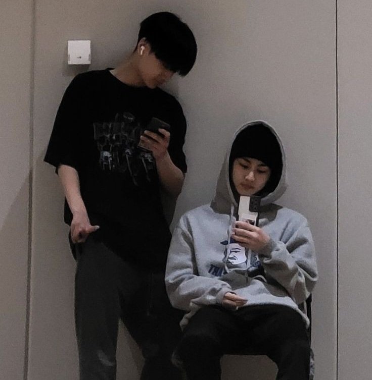 {RESTARTING DAY 5}
Hi everyone~ l'm enzo 🐈‍⬛️

— he/him 
— not new to #kpoptwt &amp; #stantwt
— looking for interactive moots, all fandoms are welcome  
— multi 

♡/↻ to be moots &amp; to spread! 
Thankyouu~  🦅