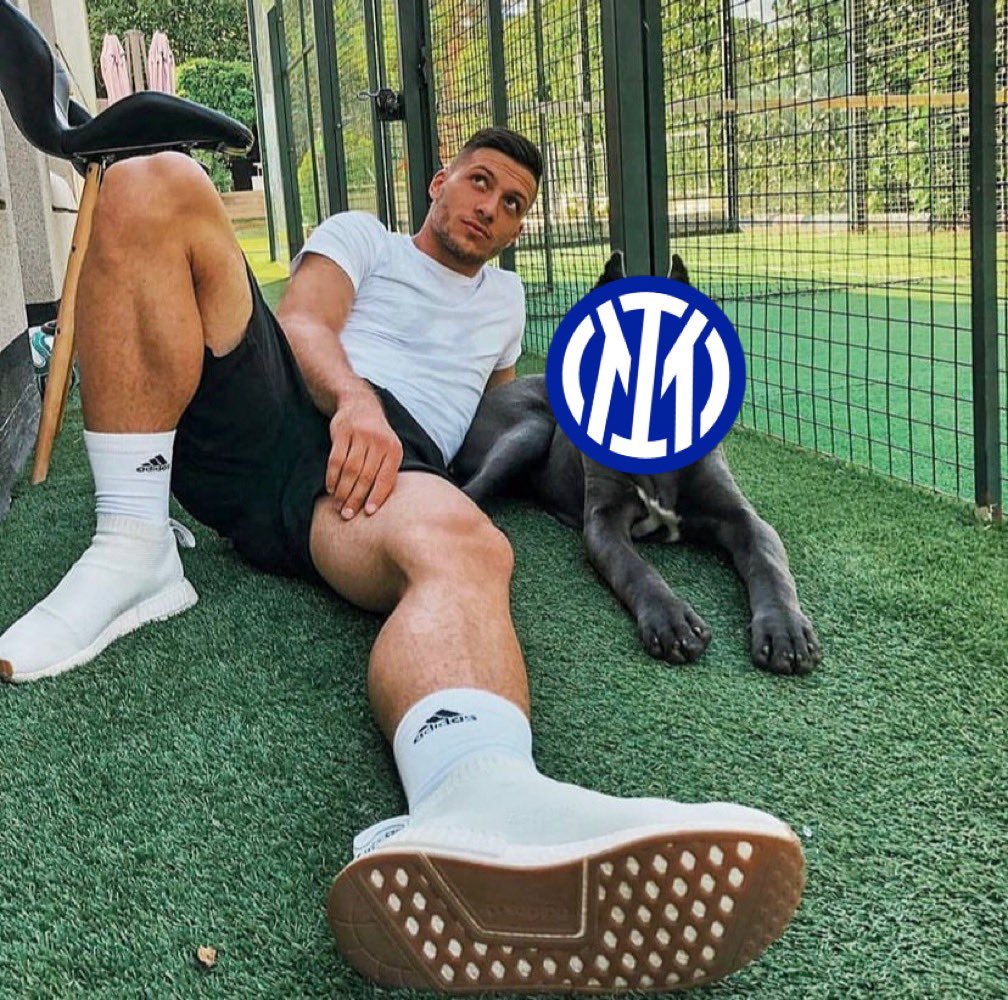 #Jovic making De Vrij do a quick power nap… Definitely a good owner of the club😁 #milan #Inter