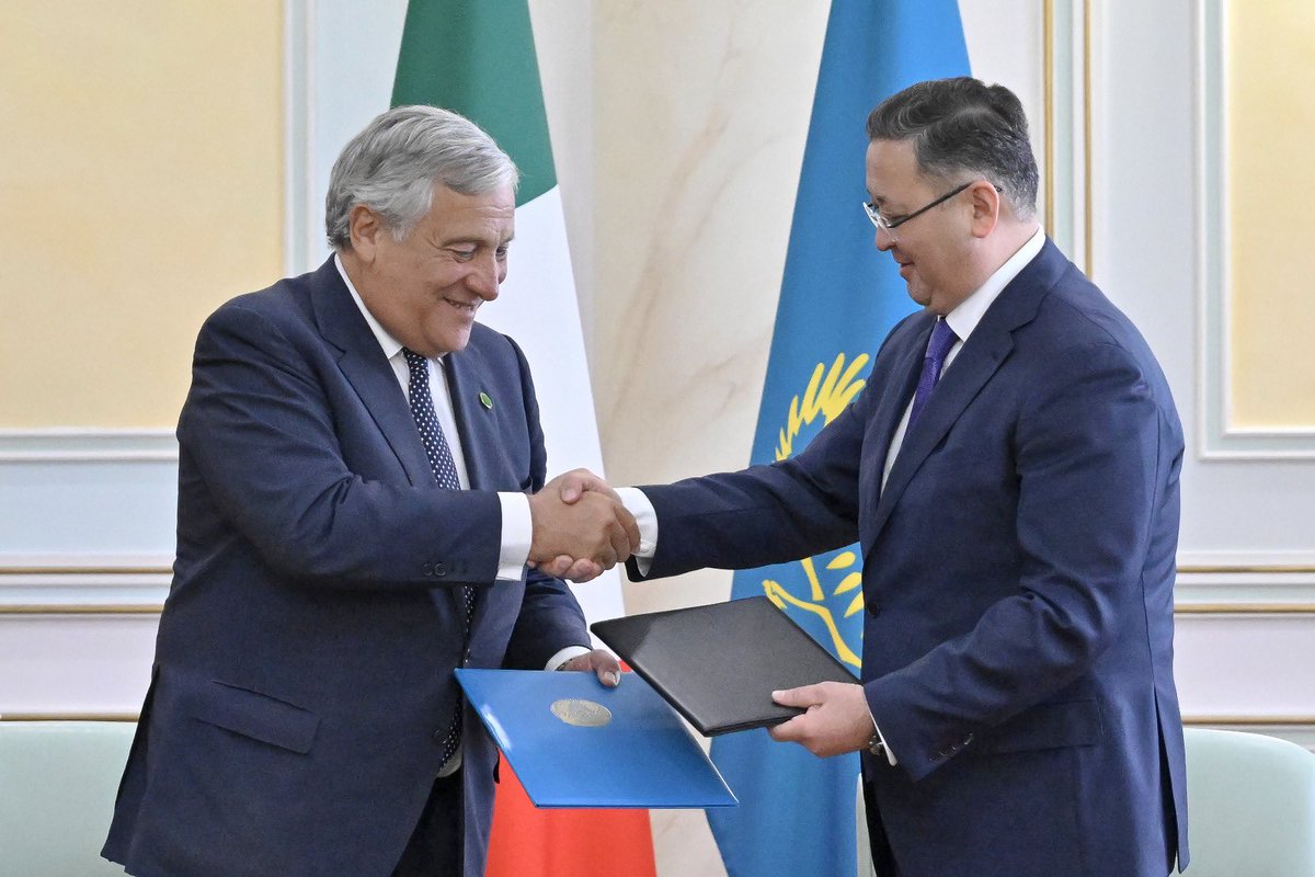 Antonio_Tajani's tweet photo. #Kazakistan Con il collega Nurtleu abbiamo firmato una dichiarazione congiunta per la crescita che 
rafforza la cooperazione 🇮🇹🇰🇿. Puntiamo a creare nuove joint ventures nei settori energia, agroindustria, infrastrutture e materie prime. Governo sempre a sostegno delle aziende 🇮🇹 https://t.co/DtcK1xNxzH