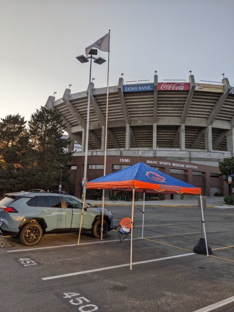 BlueCollarClub's tweet photo. Hey there Blue Collar Club members! Will YOU be at the @BroncoSportsFB game this Saturday? Come on down and socialize with us! Bring a snack and a potential member for us to bring into the family. Go Broncos! #BleedBlue | #WhatsNext https://t.co/fVqeyU6z6W