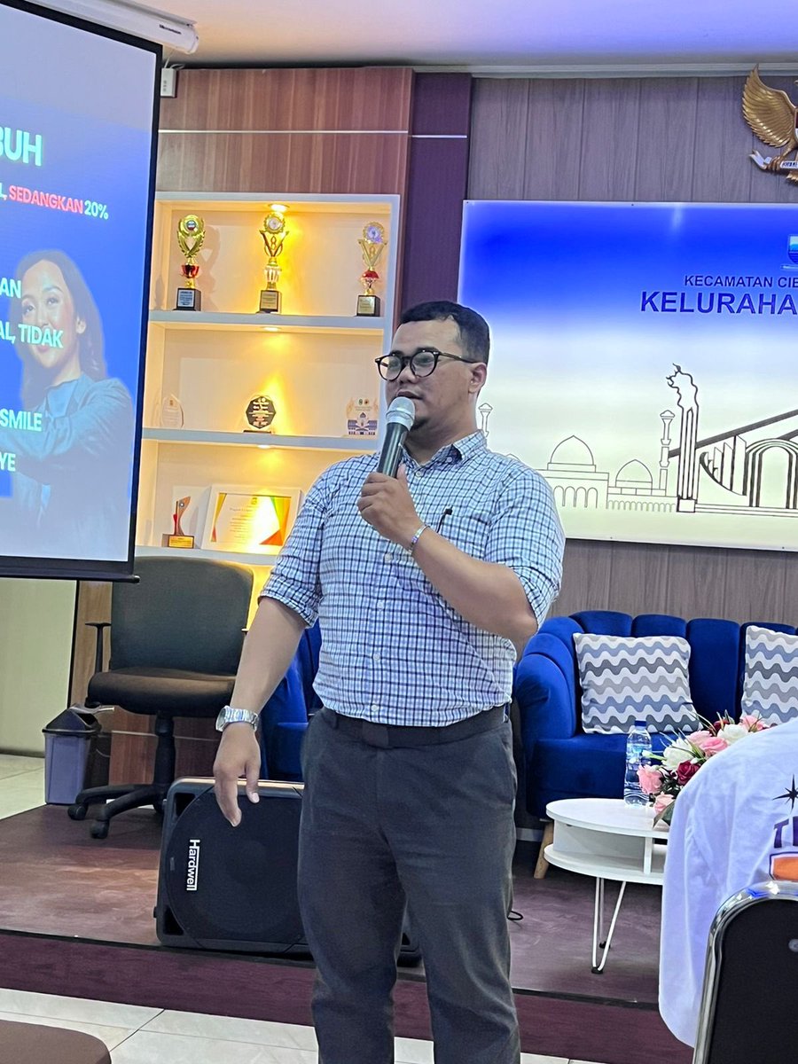 Ceritanya jadi pemateri Workshop Ho To Become A Great Speaker di Kelurahan Cicadas hehe