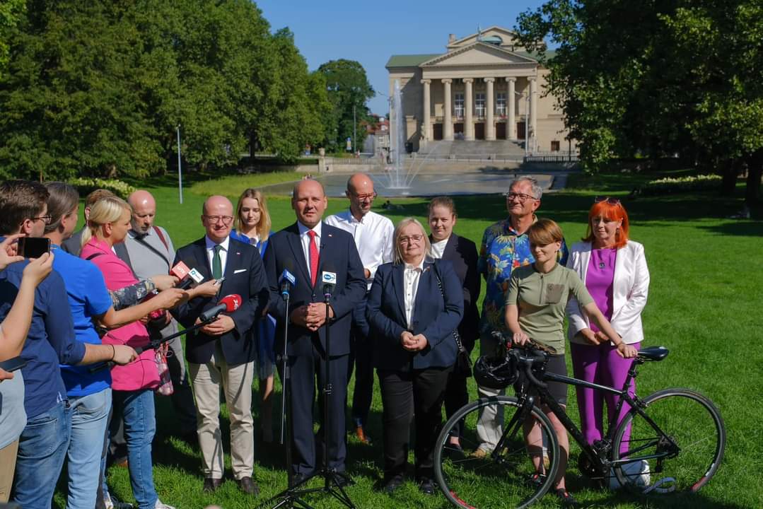 🇵🇱✌️ | Wspólnie stajemy do walki o zwycięstwo! ℹ️ Dziś w poznańskiej delegaturze Krajowego Biura Wyborczego zarejestrowaliśmy listę kandydatów Prawa i Sprawiedliwości w wyborach do Sejmu i Senatu RP. Silna drużyna Prawa i Sprawiedliwości powalczy o dobry wynik w Poznaniu i…