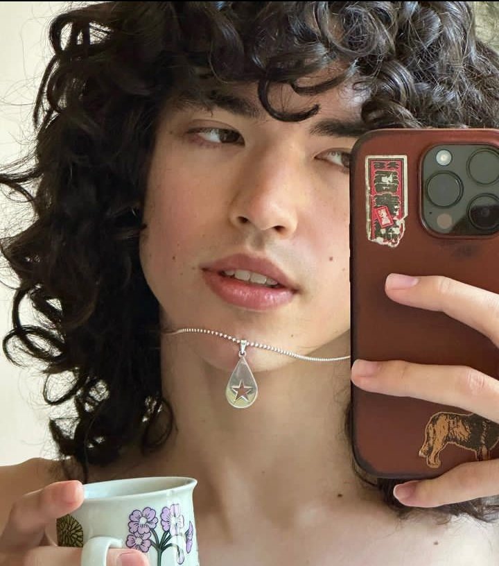 cgraythinker's tweet photo. it's been a long time since he last posted a mirror selfie https://t.co/xdNQb0cbkL