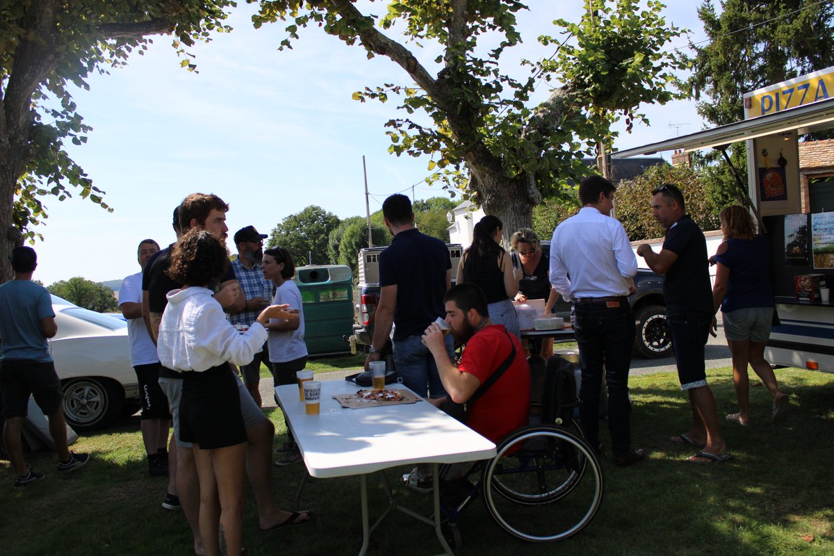 T_Houssin's tweet photo. ☀️ Comme de nombreux habitants de #Rouvray et des alentours, j'ai répondu présent à l'invitation de madame le Maire à l'occasion de la fête de la Moisson.
Convivialité et beau temps étaient de la partie pour le plus grand bonheur des habitants ! https://t.co/S7Fxn3HBAk