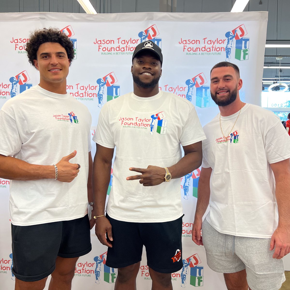 This weekend, @RMos_8Ball, @JJPhillips15, @EmanOgbah & @skylarjthompson joined @JTFoundation99 to support the 19th Annual 'Cool Gear for the School Year' shopping event. #FootballUNITES