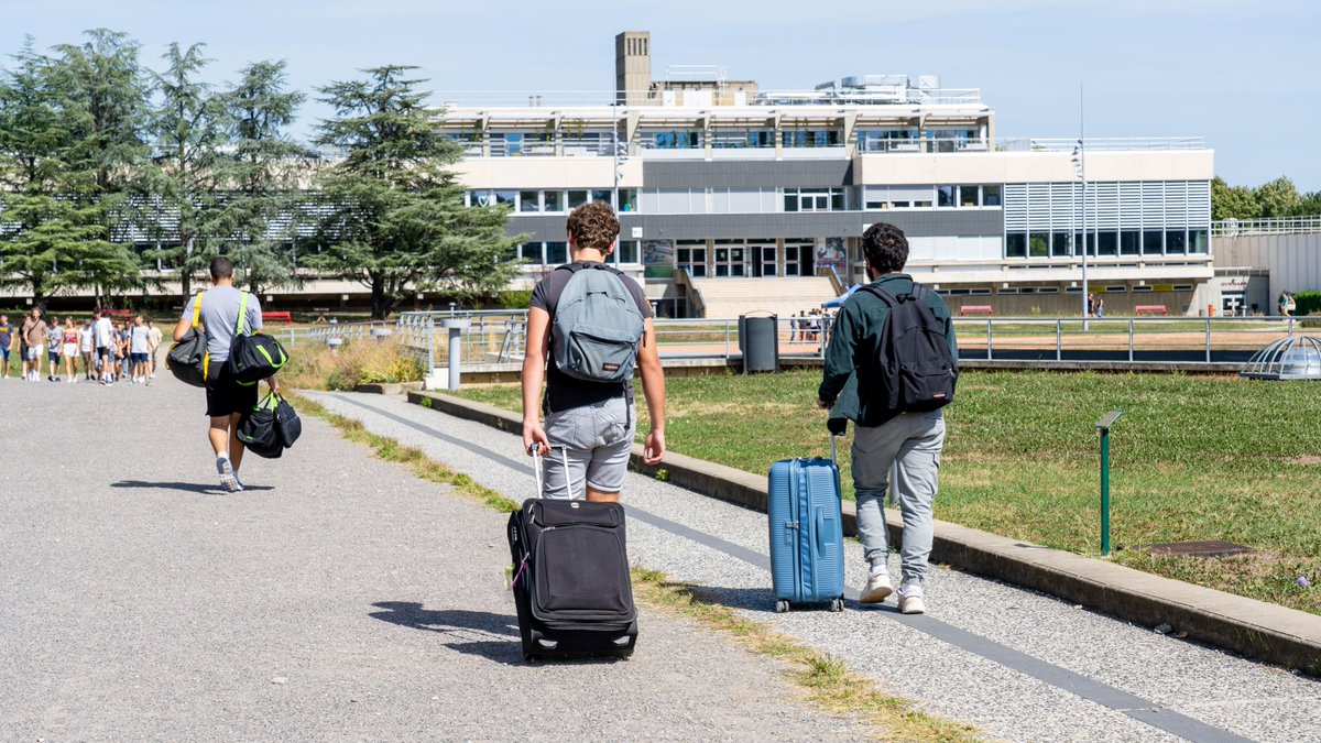 👋Bienvenue dans la grande communauté Centralienne !

⭐Aujourd'hui, nous avons le plaisir d'accueillir ~400 élèves en première année du cursus généraliste. Centrale Lyon est fière de la diversité de ses recrues et de sa remarquable attractivité.⭐