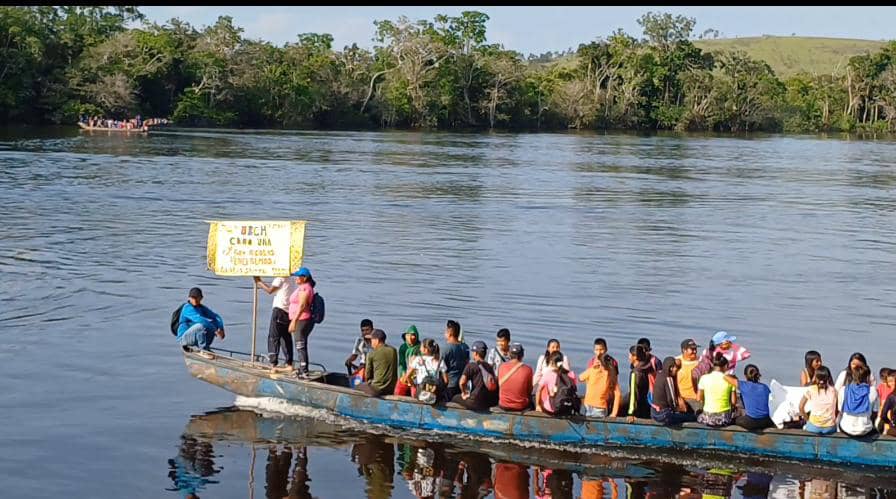 psuvamazonas_'s tweet photo. 🇻🇪AMAZONAS

🏹SELVA AMAZÓNICA|| 1/3 Pueblos Indígenas del @PartidoPSUV en el municipio AUTANA, con la Fuerza de los Ancestros realizaron multitudinaria CARAVANA FLUVIAL en Apoyo al presidente @NicolasMaduro

@dcabellor 
@pinfantea 
@RanderPena
@jorgerpsuv
#VidaYPazSonLaPremisa https://t.co/e1RAaY4zlP