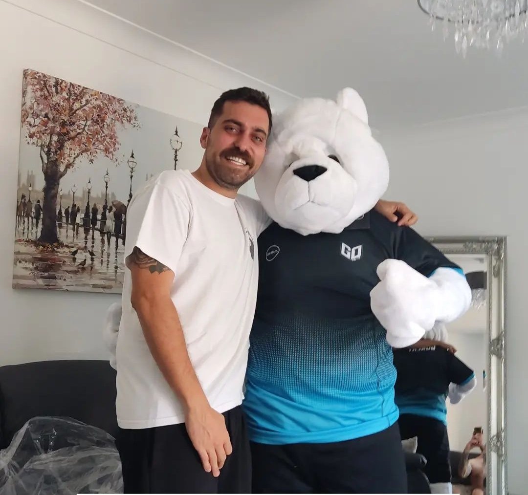 GoNextEsports's tweet photo. Our CEO @PMamantzis welcomes our mascot for ALGS Lan !
Are you ready?
#esports #gonexthype https://t.co/kp1SXAIVqR