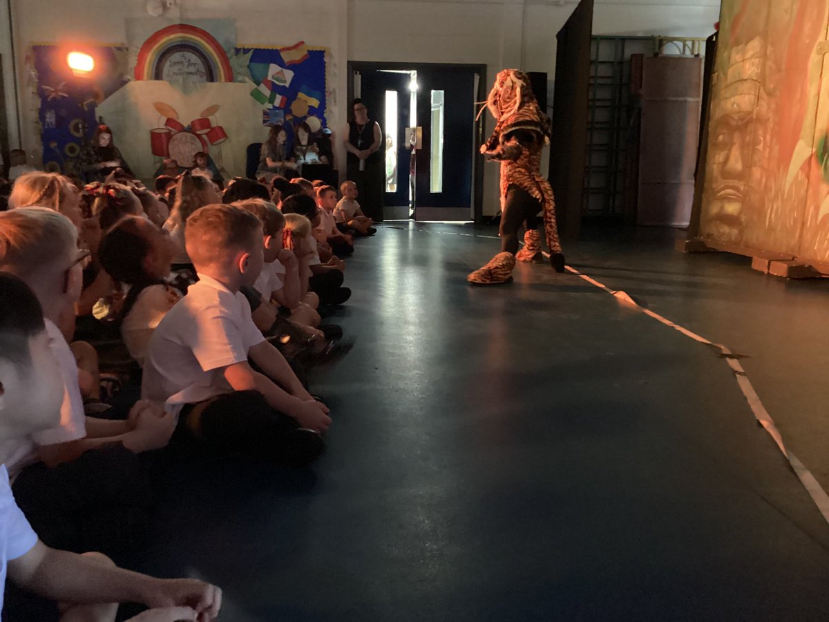 The children had a fab time this morning watching a production of the Jungle Book by @MandMTheatrical ! Great start to the day! @MabLanePri